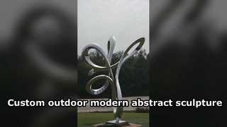 Deze abstracte lineaire roestvrijstalen spiegelsculptuur heeft vloeiende, met elkaar verweven rondingen