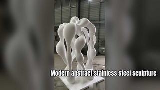 Het abstracte sculptuur spiegeloppervlak dat de omringende omgeving weerspiegelt