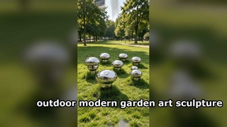 Deze groep spiegelpaddestoelensculpturen ingebed in de wet en voegt een moderne artistieke sfeer toe