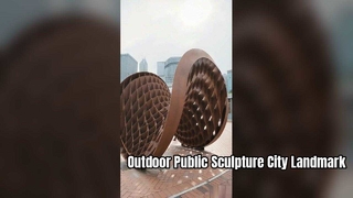 De grootschalige openbare sculptuur van Corten wordt een zeer gedenkwaardig stedelijk landschapskenmerk.