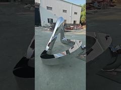 Deze abstracte, gestroomlijnde roestvrijstalen sculptuur maakt gebruik van spiegelpolijsten op het hoogste niveau