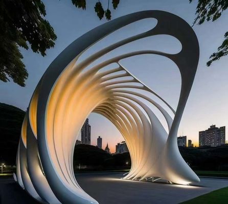 316L roestvrij staal buitenmetalen beeldhouwwerk met witte bakvernis en 4,5 meter lange voor moderne kunst decoratie